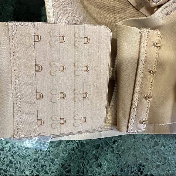 NWOT SKIMS Deep Plunge Shapewear Bra Color Clay Size Large - Picture 3 of 6